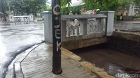 Ini tiang lampu yang ditabrak mobil yang membawa Novanto. Difoto sekitar pukul 15.00 WIB, Jumat (17/11) hari ini. Apa bahan pembuat tiang lampu ini? Bahannya kemungkinan ada dari aluminium, bekisting beton, lalu dari besi-besi,” kata Kepala Satuan Korparate Komunikasi PT PLN (Persero), I Made Suprateka. Foto: Zunita/detikcom