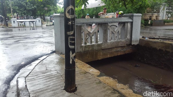 Pemda DKI: Kalau Tiang Ditabrak Mobil Harusnya Lampunya Jatuh