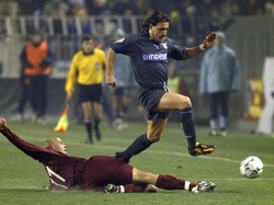 Roberto Muzzi mengawali kariernya bersama AS Roma pada 1990. Sejak 2003, Muzzi memperkuat Lazio sampai 2005. Foto: Sean Gallup/Getty Images