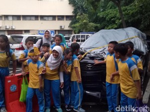 Jepret! Riang Gembira Bocah SD Berfoto di Mobil Setya Novanto