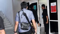 Para penyidik KPK masuk ke ruang perawatan Novanto.