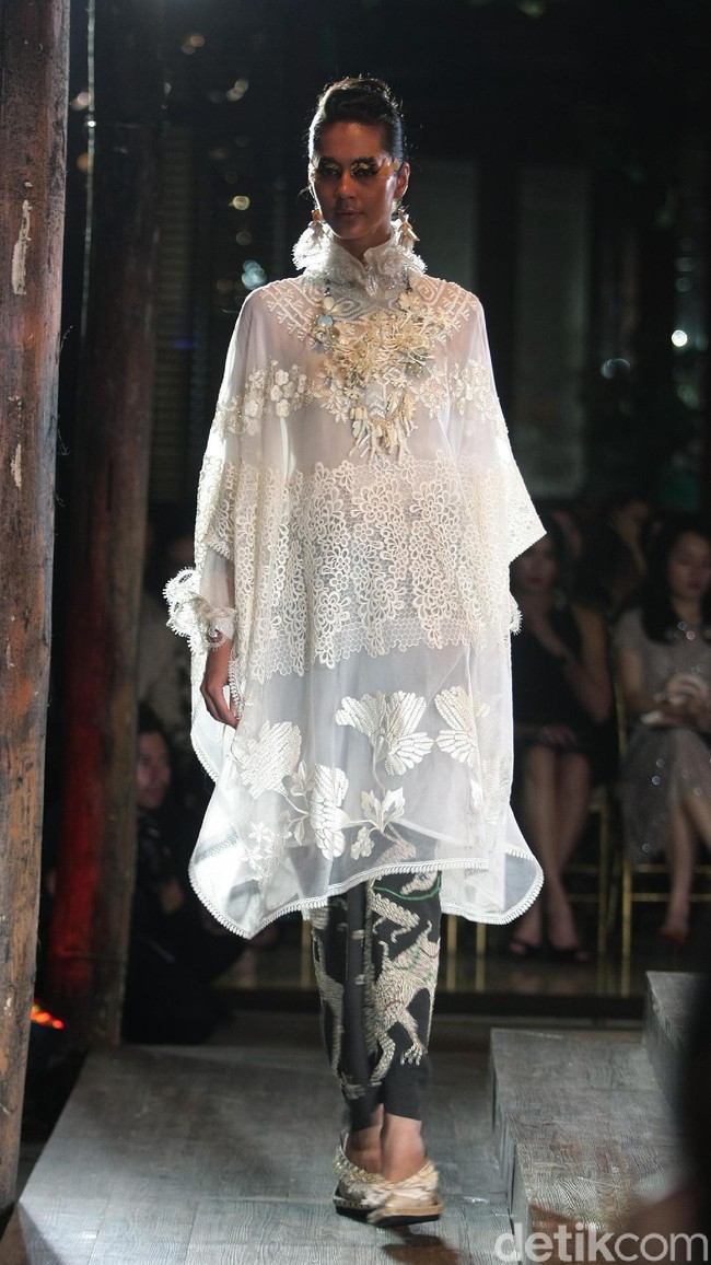 Fashion Show Biyan Wanaatmadja yang mengusung tema HUMBA HAMMU di Dharmawangsa Hotel, Jakarta, Rabu (15/11/2017). Foto:  Mohammad Abduh/Wolipop