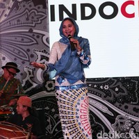 Ayu Azhari bergaya dengan atasan dan rok berkilau. Dia membalut rambutnya dengan kerudung biru.  Foto: M. Abduh/Detikcom