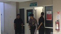 Seorang polisi bersenjata lengkap terlihat keluar dari ruangan tempat Setya Novanto dirawat. (Foto: Indra Komara/detikcom)