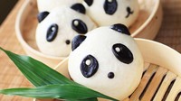 Tega nggak sih melahap bakpao berwajah panda imut ini? Dipadu dengan isian selai cokelat di dalamnya. Enak! Foto: Istimewa