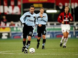Sinisa Mihajlovic pernah memperkuat AS Roma pada 1992-1994. Tapi bersama Lazio lah Mihajlovic meraih kesuksesan selama periode 1998-2004, termasuk scudetto pada 1999/2000. Foto: Allsport UK/Allsport