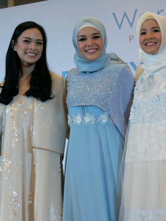 Mesty Ariotedjo bersama dengan Dewi Sandra dan Natasha Rizky, ketiganya hadir pada acara Wardah Beauty & Beyond yang diselenggarakan di Ballroom Pullman Hotel, Kamis (16/11/2017). Foto: Anggi Mayasari/Wolipop