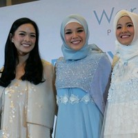 Mesty Ariotedjo bersama dengan Dewi Sandra dan Natasha Rizky, ketiganya hadir pada acara Wardah Beauty & Beyond yang diselenggarakan di Ballroom Pullman Hotel, Kamis (16/11/2017). Foto: Anggi Mayasari/Wolipop