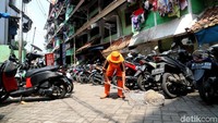 Pantauan detikcom, di wilayah RW 05, Rusun Baladewa, Tanah Tinggi, Johar Baru, Jakarta Pusat, Jumat (17/11/2017), sekitar pukul 09.25 WIB, operasi kucing dimulai.