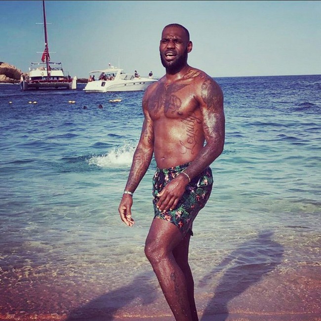 Pebasket Lebron James pun menawarkan aura seksi tersendiri dengan badannya yang tinggi dan kekar. Foto: Instagram