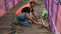 Pekerja masih memasang pagar pengaman jembatan yang menghubungi kawasan Tanah Abang-Palmerah ini.