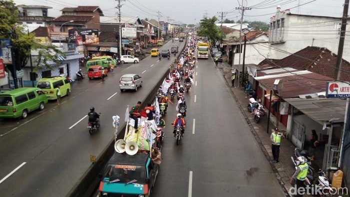 Massa Buruh Geruduk Kantor Bupati Semarang
