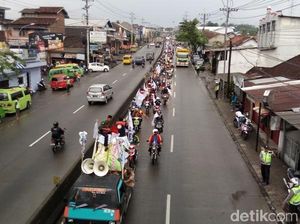 Massa Buruh Geruduk Kantor Bupati Semarang