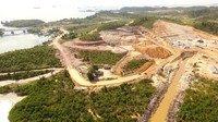 Pembangunan bendungan tersebut dikerjakan oleh PT Wijaya Karya dan PT Tusenss Krida Utama. Bendungan ini mempunyai kapasitas debit andalan sebesar 400 liter per detik, dengan luas genangan 355 hektar dan volume tampung 11,8 juta meter persegi. Pool/Kementerian PUPR.