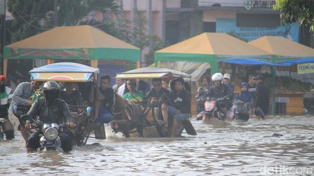 Banjir, Mobil Menuju Majalaya dari Buahbatu Diputarbalik