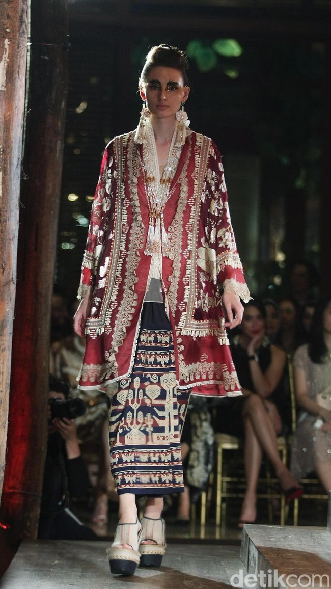 Fashion Show Biyan Wanaatmadja yang mengusung tema HUMBA HAMMU di Dharmawangsa Hotel, Jakarta, Rabu (15/11/2017). Foto:  Mohammad Abduh/Wolipop