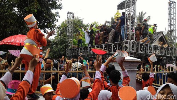 Berebut apem yang dipercaya bisa menolak bala. 