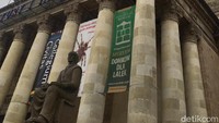 Palace of Culture and Science dikenal dengan nama Palac Kultury. Gedung ini dibangun pada tanggal 21 Juli 1955, awalnya bernama Joseph Stalin Palace of Culture and Science. Meski kemudian nama Stalin dihapus (Odilia/detikTravel)