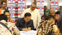 Pada acara yang digelar di kantor KPU, Jl Imam Bonjol, Jakarta Pusat, semua parpol yang mendaftar hadir.