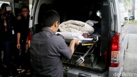 Pantauan detikcom di RSCM Kencana, Jumat (17/11/2017), petugas tampak memasukkan kembali ambulance stretcher atau ranjang yang membawa Novanto ke dalam ambulans.