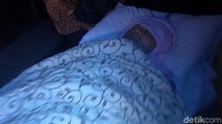 Novanto dibawa menggunakan tempat tidur beroda hingga masuk ke ambulans. (Foto: Faiq Hidayat/detikcom)
