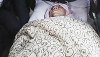 Novanto diturunkan dari ambulans. Adhi Wicaksono/CNN Indonesia.