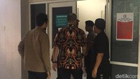 Dokter KPK saat kembali masuk ke ruang perawatan Novanto.