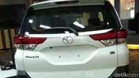 Ke belakang, Toyota mencopot ban cadangan, membuat Toyota Rush terlihat lebih ramping. Stop lampnya juga lebih keren. Foto: Istimewa