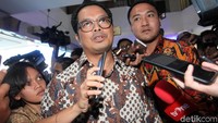 Saya tanya gimana kok bisa kecelakaan, Kok bisa sampai luka? saya bilang sopirnya gimana? Dia bilang sopirnya nggak apa apa. Karena sopir yang di depan itu pakai safetybelt, saya di belakang nggak pake. Jadi waktu tabrakan itu saya terlempar kata beliau, terus jidat beliau ada biru ada memar ya begitu lah kondisinya, ujar Mahyudin.