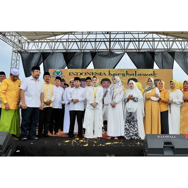 Deisti tampil modest dalam setelan blouse putih dan celana palazzo berlayer dengan warna senada. Ia mengenaka kerudung motif dan tetap memperlihatkan sedikit rambut di bagian atas. Busana ini dikenakan ketika menemani Setya Novanto menghadiri salah satu rangkaian acara HUT ke-53 Partai Golkar di Probolinggo. Foto: Dok. Instagram