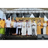 Deisti tampil modest dalam setelan blouse putih dan celana palazzo berlayer dengan warna senada. Ia mengenaka kerudung motif dan tetap memperlihatkan sedikit rambut di bagian atas. Busana ini dikenakan ketika menemani Setya Novanto menghadiri salah satu rangkaian acara HUT ke-53 Partai Golkar di Probolinggo. Foto: Dok. Instagram