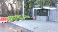 Kediaman Setya Novanto biasa dijaga ketat petugas. Namun, pagi ini tak terlihat aktivitas petugas kemanan itu. (Foto: Tsarina Maharani/detikcom)