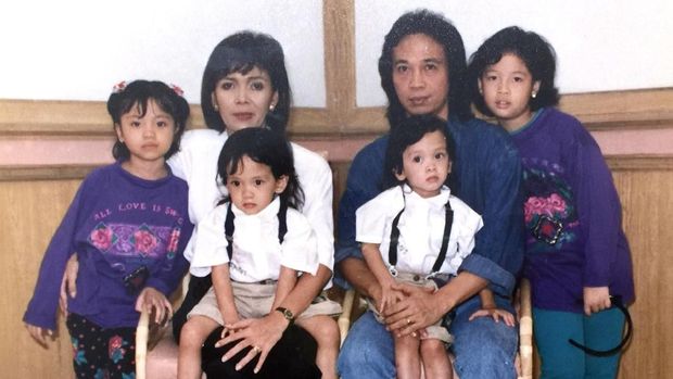 Kisah Cinta Abadi Chrisye - Damayanti Noor hingga Satu Liang Lahat