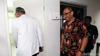 dr Bimanesh (kiri) yang merawat Novanto dan dokter KPK Johannes (tengah) masuk ke ruang perawatan Setya Novanto.