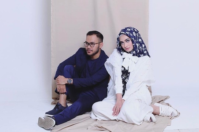 Dalam foto prewedding lainnya, Shella Alaztha dan calon suaminya kala itu duduk di atas kain berdekatan. Meski demikian, mereka tidak berpegangan tangan.  Foto: Dok. Instagram