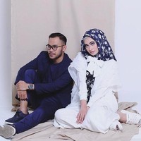 Dalam foto prewedding lainnya, Shella Alaztha dan calon suaminya kala itu duduk di atas kain berdekatan. Meski demikian, mereka tidak berpegangan tangan.  Foto: Dok. Instagram