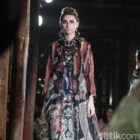 Fashion Show Biyan Wanaatmadja yang mengusung tema HUMBA HAMMU di Dharmawangsa Hotel, Jakarta, Rabu (15/11/2017). Foto:  Mohammad Abduh/Wolipop