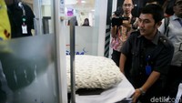 Petugas ambulans tersebut mengatakan mereka telah selesai bertugas dan akan kembali ke RS Medika Permata Hijau. Mereka lalu melaju pergi meninggalkan lokasi.