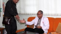 Dalam perkembangannya, KPK juga menjerat Fredrich dan dr Bimanesh Sutarjo--dokter yang menangani Novanto di RS Medika Permata Hijau--sebagai tersangka dengan dugaan merintangi penyidikan Novanto dengan cara, salah satunya, merekayasa rekam medis Novanto (Foto: Lamhot Aritonang/detikcom)
