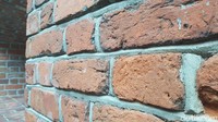 Batu bata yang langsung disusun dengan tangan ini, terlihat sangat rapi di dinding benteng. Semuanya mulus seperti disusun dengan mesin. (Odilia/detikTravel)