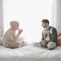 Foto selebgram Hamidah Rachmayanti dan Irvan Farhad juga bisa menjadi inspirasi foto prewedding tak bersentuhan untuk hijabers. Keduanya tampak menikmati kebersamaan ketika berada di atas tempat tidur dan duduk dengan ada jarak. Foto: Dok. Instagram