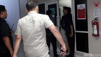 Para penyidik mengecek kondisi Novanto, tersangka korupsi e-KTP.