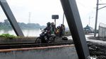 Nekat! Pengendara Motor Ini Nyebrang Lewat Rel Kereta Api