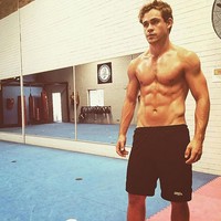 Dacre Montgomery, aktor muda yang tengah naik daun berkat perannya di serial Stranger Things, pamer tubuh kekarnya usai nge-gym. Foto: Instagram