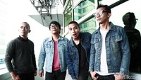 Syair menyayat hati itu mengingatkan kembali dengan lagu Dengar Bisikku dan Tolong Aku. Foto: Asep Syaifullah