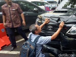 Terpal Dibuka, Mobil Setya Novanto Dilihat-lihat