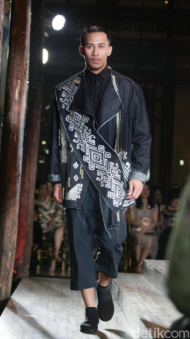 Fashion Show Biyan Wanaatmadja yang mengusung tema HUMBA HAMMU di Dharmawangsa Hotel, Jakarta, Rabu (15/11/2017). Foto:  Mohammad Abduh/Wolipop