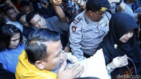 Setya Novanto dibawa keluar dari RS Medika Permata Hijau, Jakarta, Jumat (17/11/2017) pukul 12.42 WIB. Dia keluar dari kamar perawatan di lantai 3 rumah sakit dengan pengawalan ketat polisi.