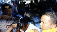Novanto dimasukan ke ambulans.