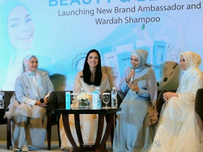 Jadi brand ambassador baru Wardah, Mesty dianggap mewakili wanita inspiratif bagi lingkungan sekitar. Ia memiliki kepedulian sosial yang tinggi dengan mendirikan platform crowdfunding WeCare.id untuk membantu penggalangan dana pengobatan bagi masyarakat yang kurang mampu.. Foto: Anggi Mayasari/Wolipop